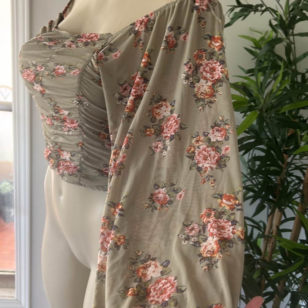 ❗️SALE❗️Floral off shoulder flowy sleeve top